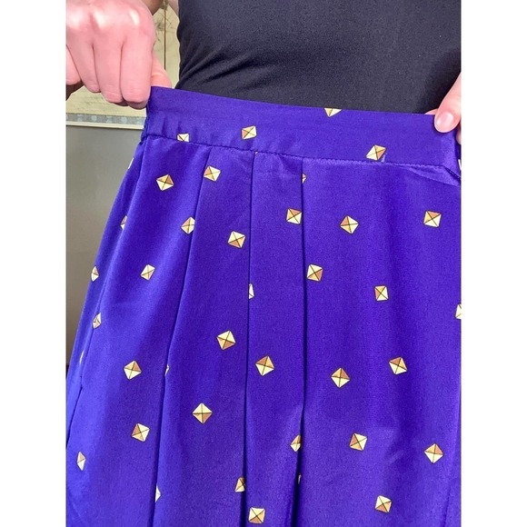VINTAGE 12 Chaus Purple Gold Novelty Flowy Print Pleated Skirt - Picture 2 of 4